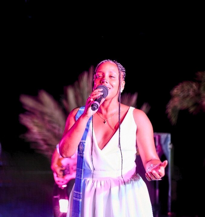 Sou Windy Brito, vocalista, intérprete musical e corista cabo-verdiana. Com formação em música e experiência em palco, atuo a solo, em duo ou com banda, adaptando-me a diferentes eventos com profissionalismo, sensibilidade e presença. Valorizo a entrega vocal, a pontualidade e a conexão com o público em cada atuação.