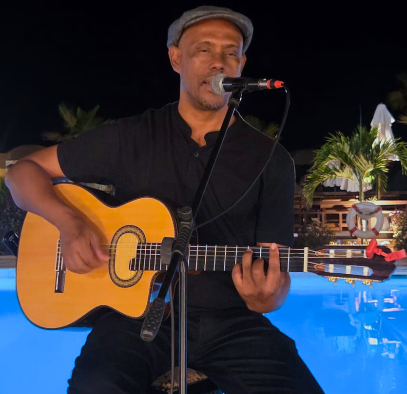 Manuel Ramos guitarrista e cantor agenciado pela oriethos.