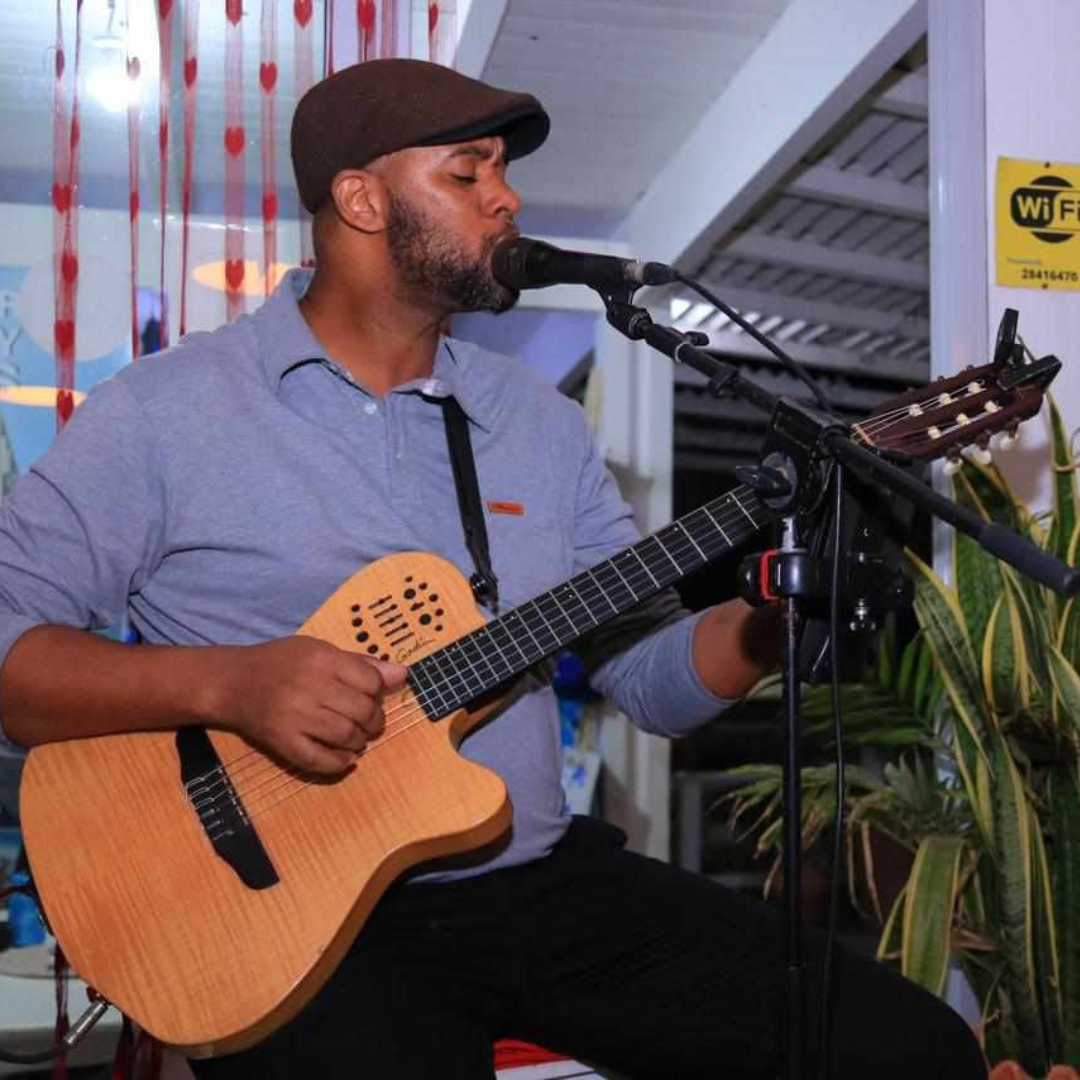 Artista Ady Grandão, guitarrista e cantor