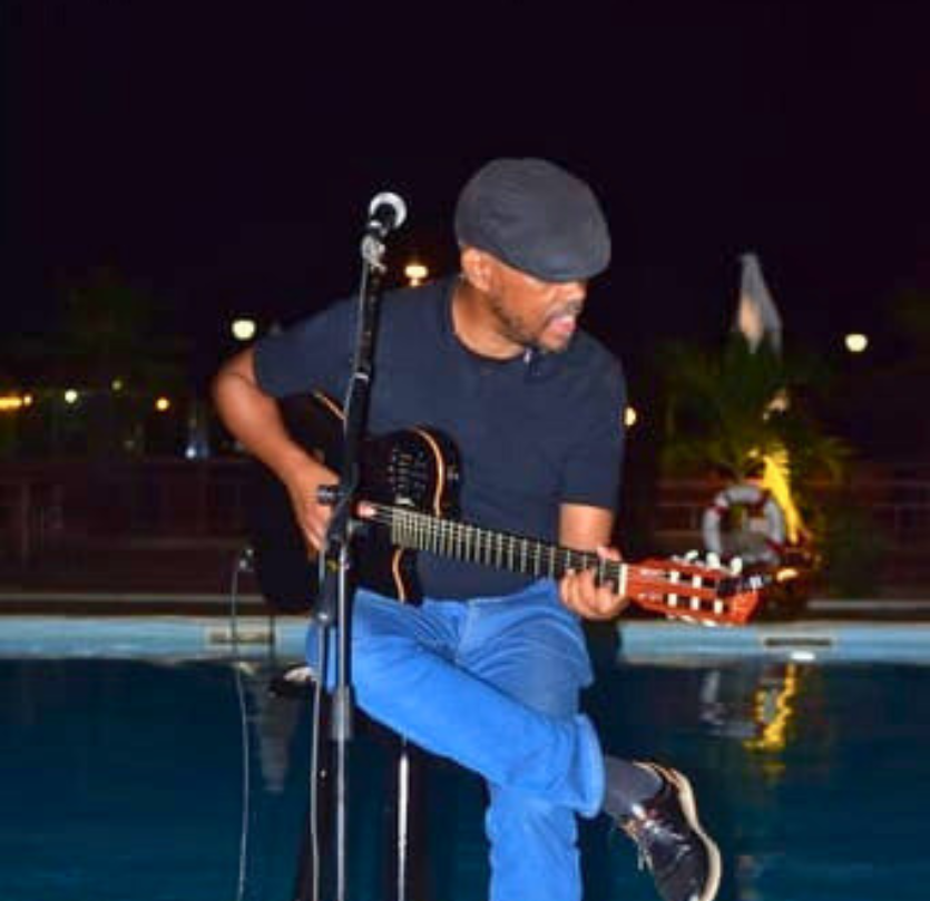 Manuel Ramos guitarrista e cantor agenciado pela oriethos.