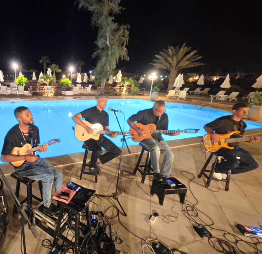 Manuel Ramos guitarrista e cantor agenciado pela oriethos.