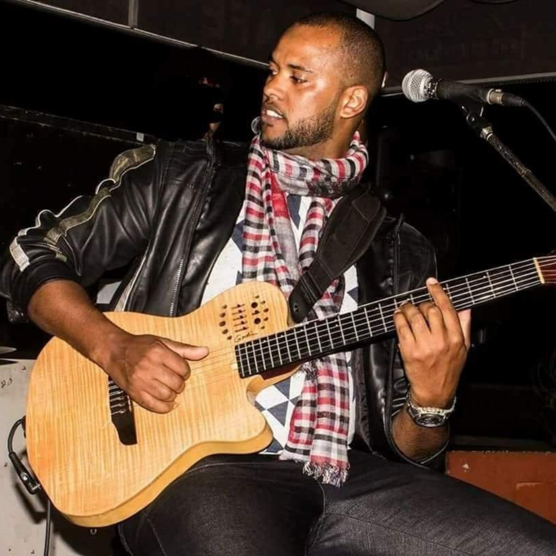 Artista Ady Grandão, guitarrista e cantor