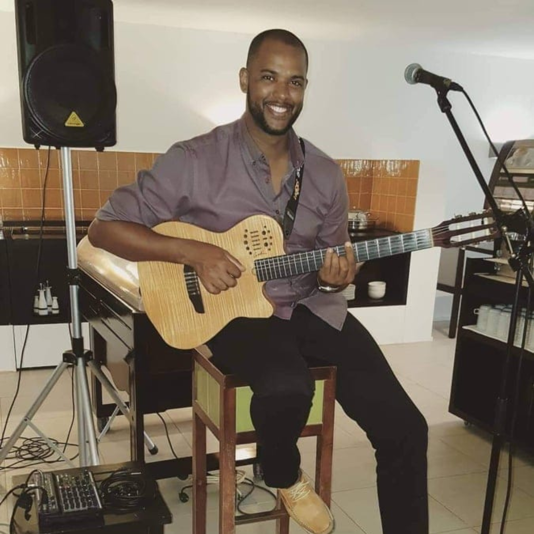 Artista Ady Grandão, guitarrista e cantor